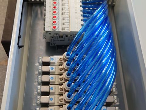 ein Blechgehäuse mit Pneumatikventielen